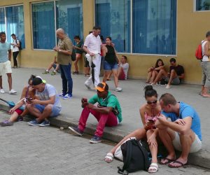 الساعة بـ 2 دولار.. كوبا تسمح أخيرا لمواطنيها باستخدام الإنترنت عبر الموبايل