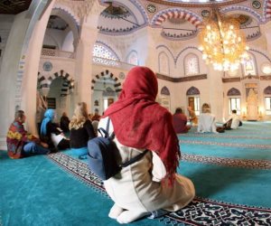 النساء في إمامة الصلاة.. قصة سنة من الجدل في مسجد باسم أشهر فلاسفة ألمانيا