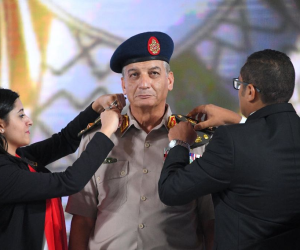عسكريون:تقليد الشباب وزير الدفاع رتبة "فريق أول" رسالة مصرية للعالم أن المستقبل يحكم 
