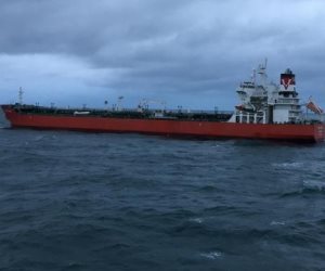 قبل ساعات من تطبيق العقوبات.. إيران تخفي سفن البترول في البحار