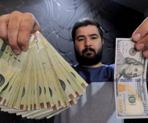 إيران تستعد لاستيراد الدولار الأمريكي وسبائك الذهب لوقف نزيف عملتها الرسمية