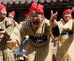 «الدهن فى العتاقى».. معمرات يابانيات يشكلن فرقة رقص وغناء