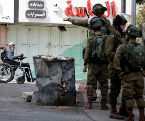 على خلفية استقالة وزير دفاع جيش الاحتلال.. القوات الإسرائيلية تعتقل مواطنين فلسطينيين 