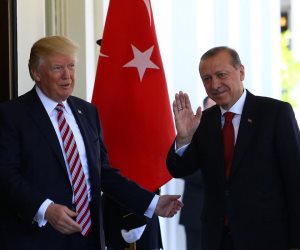 أردوغان ينبطح أمام النسر الأمريكي.. لماذا أرسلت أنقرة وفدا تركيا إلى واشنطن؟