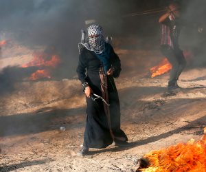 حصيلة الجمعة بمسيرات العودة.. 200 مصاب فلسطيني في مواجهات مع الاحتلال