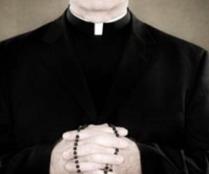 300 راهب في أمريكا وغيرهم في إسبانيا وفرنسا.. التحرش والجنس يهددان الكنائس