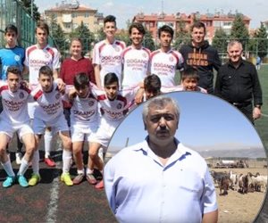 زملاء أردوغان في الملعب يذهبون للزريبة.. نادي كرة تركي يستبدل لاعبيه بماعز (فيديو)