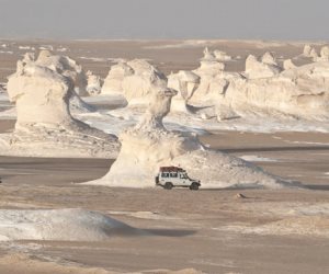 السياحة في مصر ليست أهرامات فقط.. الصحراء البيضاء تلفت أنظار السائحين