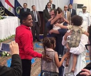 «بدوي وآمال» على الرصيف.. السيسي يجمع شمل عائلة مزقتها الشيكات (صور)
