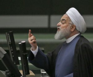 الرئيس الإيراني بين مقصلة البرلمان ودعم المرشد.. هل تطيح الأزمة الاقتصادية بروحاني؟