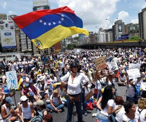 فنزويلا تحتضر.. إغلاق 500 ألف شركة وتسريح آلاف العمال بسبب التضخم