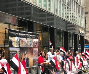 مظاهرة حب من الجالية المصرية أمام مقر إقامة السيسي في نيويورك: تحيا مصر (صور)