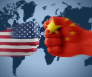 جولة جديدة من الصراع...الصين تتهم أمريكا بممارسة التنمر عليها بالعقوبات الاقتصادية وتطالب بإيقافها 