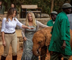 ميلانيا ترامب ترضع الأفيال.. قرينة الرئيس الأمريكي في المحمية الوطنية بكينيا (صور)