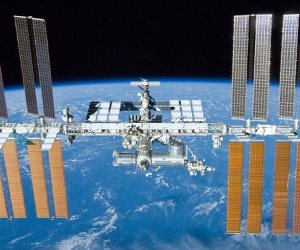 مخاطر حرب الفضاء.. تحذيرات من اصطدام« المحطة الدولية» بحطام أقمار الصناعية