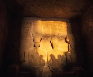تعامد الشمس على وجه رمسيس في موعد الظاهرة بمعبد أبوسمبل