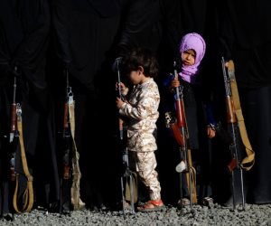 مخطط تخريب عقول أطفال اليمن.. هكذا يجبر الحوثيون التلاميذ على دراسة مناهج إيرانية