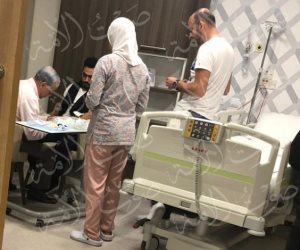 ننشر أول صورة للفنان تامر حسنى في المستشفى