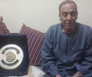 رحلة كفاح توجتها الدكتوراه.. قصة عامل مدرسة بالشرقية أكمل تعليمه فأصبح مديرًا لها (صور)