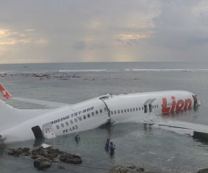 تداعيات حادثة الطائرة الإندونسية المنكوبة: مصرع رجل إنقاذ خلال عمليات البحث
