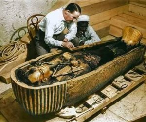 قصة حب «هوارد كارتر» والصحراء تنتهي باكتشاف أهم مقبرة في التاريخ الفرعوني