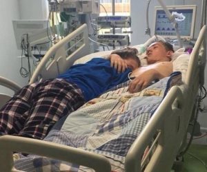 "نهاية مأساوية".. فتاة تودع حبيبها بعناق ملتهب قبل نزع جهاز الإنعاش عنه