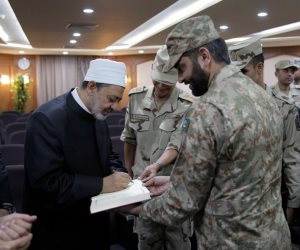 "نعمل إلى جانب القوات المسلحة في محاربة الإرهاب".. هذا ما قاله الطيب لوفد كلية "القادة والأركان" (صور)