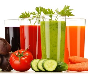 يساعد على خفض الكوليسترول ويعزز صحة البشرة.. 9 فوائد لعصير الفواكه
