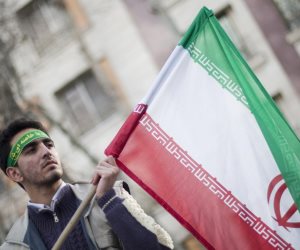 العقوبات الأمريكية ليست كافية بعد: إيران تواصل ضخ النفط في «جيوب المرتزقة»