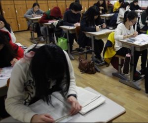 طلاب كوريا يخوضون أصعب امتحان.. قصة تعطيل حركة القطارات والطائرات لعدم إزعاج الطلاب