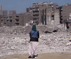 «وصلة خير».. فتاة عشرينية وجدت سعادتها في عيون المحتاجين 