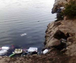 الإهمال يحول "عين الصيرة" إلى مصرف صحي.. هكذا تسبح القمامة في البحيرة الشهيرة (صور) 