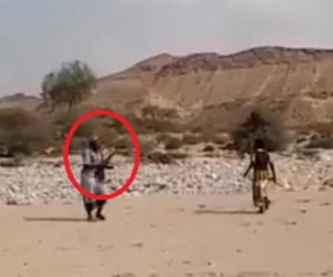 شاهد حكم يمني يستخدم الرصاص بدلا من الصافرة (فيديو) 