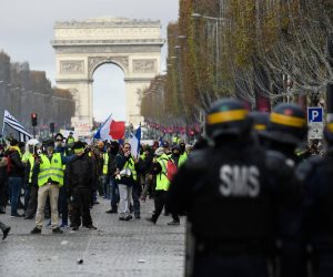 فيديو: نهب وسرقة وتخريب.. فتش عن إعلام الإخوان في احتجاجات فرنسا