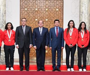 الرئيس السيسي يكرم  أبطال مصر في الأسكواش وآنسات كرة القدم الفائز بالبرونزية