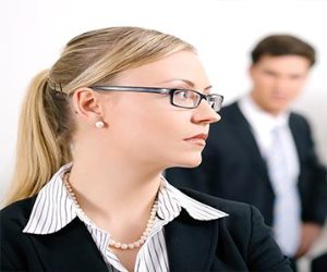 «لو بيكرهوك من أول ما يشوفوك».. أسباب تجاهل زملاء العمل وابتعادهم عنك