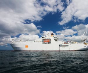 القاهرة الإخبارية: شركة إمبرى البريطانية تعلن صعود مسلحون على سفينة شحن تحمل علم ليبيريا بالصومال