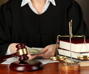 حكم قضائي يحدد مصير الموكل المُتهرب من دفع أتعاب محاميه (مستندات)