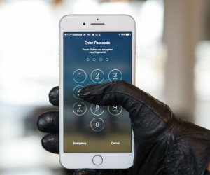 الحل السحري لتجنب خطف هاتفك المحمول في الشارع