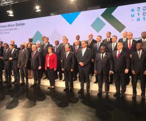 السيسي يلتقط صورة جماعية مع الزعماء والمسئولين المشاركين في منتدي أوروبا - أفريقيا