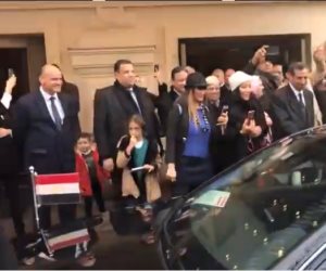 الرئيس يحيي الجالية المصرية أمام مقر إقامته قبل مغادرته النمسا (فيديو)