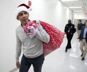 أوباما في زي «بابا نويل» بإحدى المستشفيات الخيرية للأطفال في أمريكا (فيديو)