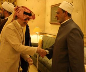 شيخ الأزهر يقدم واجب العزاء لأبناء وأشقاء الأمير طلال بن عبد العزيز آل سعود