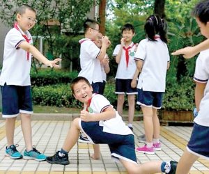 الصين تتغلب على ظاهرة «النط من فوق السور».. زي ذكي لمراقبة التلاميذ أثناء تواجدهم بالمدرسة 