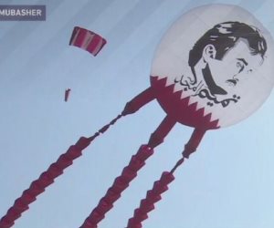 اضحك مع «الحمدين»: قطر تطلق طائرة ورقية عليها صورة «الغشيم» للعام الثاني على التوالي