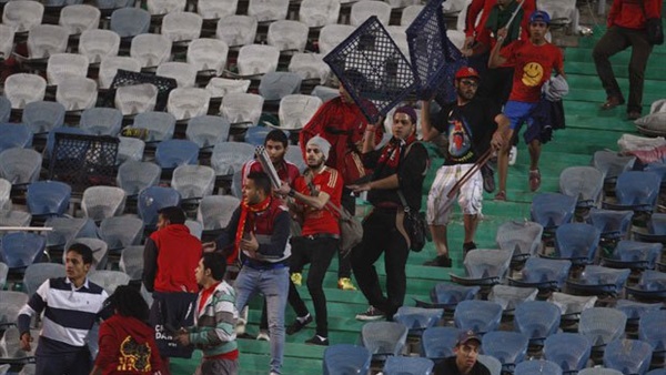 بالفيديو..إشتباكات عنيفة فى ديربى تونس..وتكسير الكراسي  