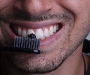 مش أي حاجة تصدقها: تبييض الأسنان بالفحم النشط جيد جدا