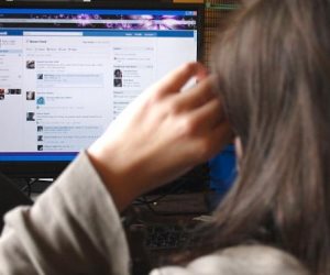 دراسة بريطانية: السوشيال ميديا تصيب المراهقات بالاكتئاب 