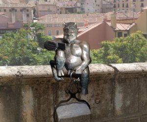 "بسبب وجهه الحسن ومرحه".. تمثال للشيطان يغضب سكان مدينة إسبانية