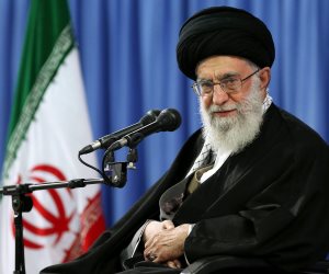 قادة طهران يقفزون من المركب الغارق: روحاني يصدر أزمات إيران لـ «خامنئي»